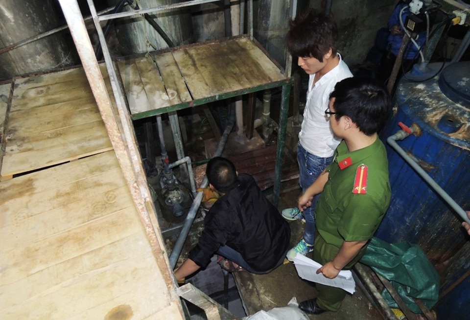 Công ty sản xuất mỹ ký xả thải chưa qua xử lý ra môi trường - 1 Cơ quan Công an bắt quả tang công ty trách nhiệm hữu hạn First Young Products INC đang xả nước thải chưa qua xử lý ra môi trường (ảnh: Công an Hà Nam)