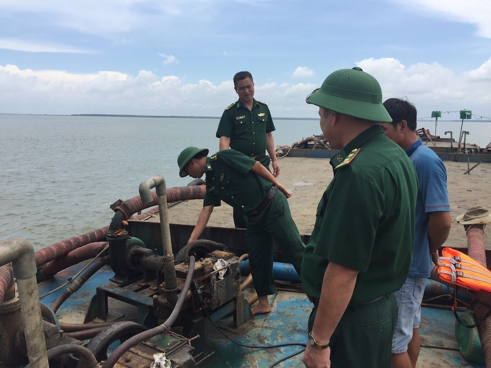Bắt giữ 8 tàu vươn vòi “bạch tuộc” hút cát trên vùng biển TPHCM - 2 Lực lượng chức năng kiểm tra các tàu có dấu hiệu khai thác cát lậu