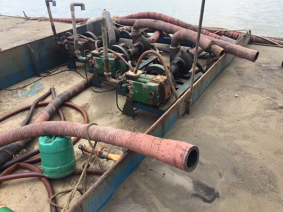 Bắt giữ 8 tàu vươn vòi “bạch tuộc” hút cát trên vùng biển TPHCM - 4 Máy móc trên tàu dùng để hút cát