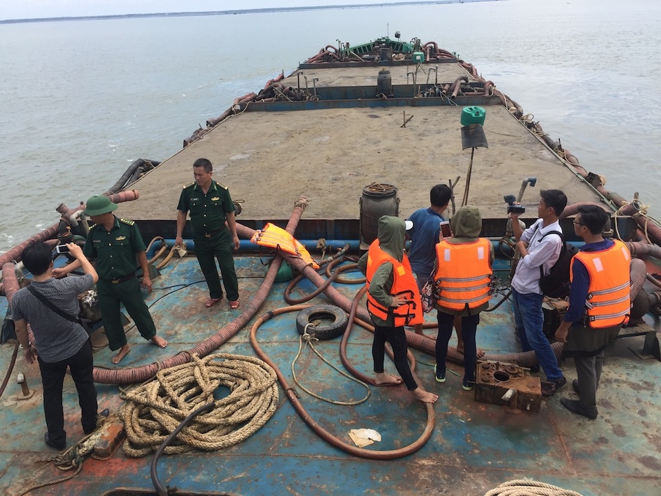 Bắt giữ 8 tàu vươn vòi “bạch tuộc” hút cát trên vùng biển TPHCM - 5 Toàn bộ cát trên tàu đều không có giấy tờ chứng minh