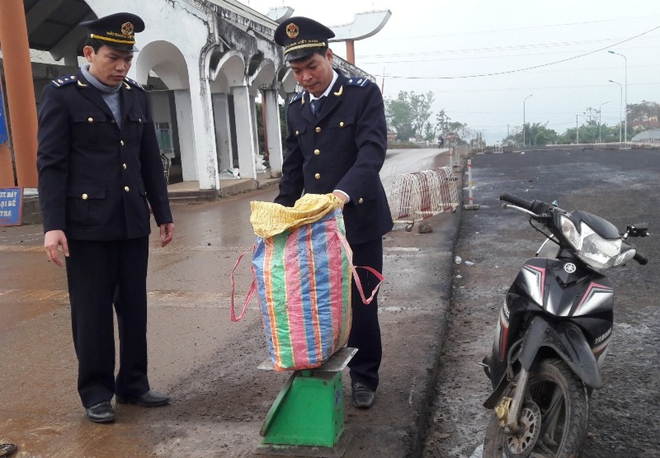 Đối tượng vận chuyển thuốc nổ bỏ xe và tang vật chạy trốn khi bị kiểm tra - 2 Lực lượng hải quan phát hiện chất nổ bên trong bao tải