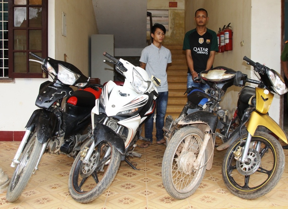 Nhóm đối tượng chuyên trộm, cướp xe máy dọc biên giới Việt Lào sa lưới - 1 Các đối tượng trộm xe máy và tang vật bị cơ quan chức năng thu giữ