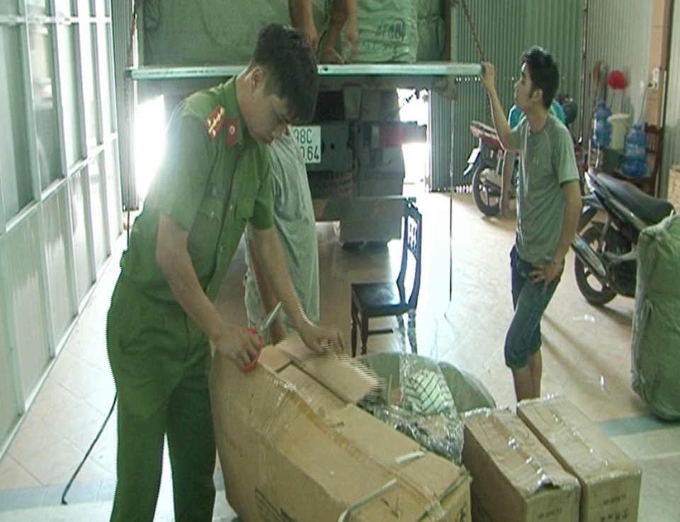 Bắt xe chở hơn 200 kiện hàng lậu trị giá 1,5 tỷ đồng - 2 Lực lượng công an tiến hành kiểm tra các số hàng ngoại không có đầy đủ hóa đơn, chứng từ