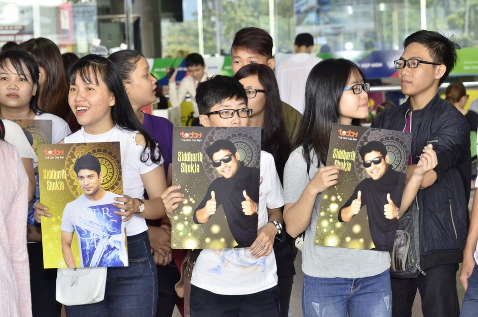 Khán giả chào đón Thanh tra Shiv.