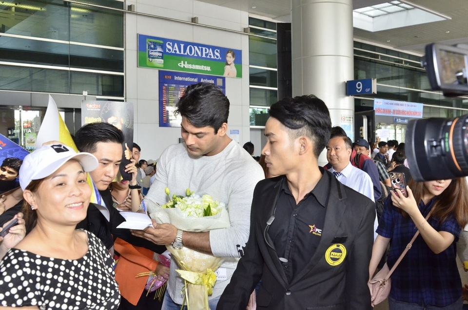 Dù rất mệt mỏi sau chuyến bay dài nhưng nam diễn viên vẫn nán lại ký tặng khán giả.