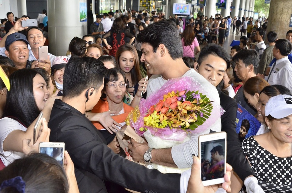 Vừa bước xuống sân bay, nam diễn viên đã bị nhiều người hâm mộ bao vây.