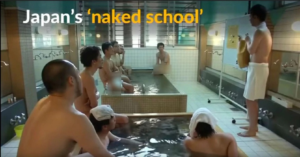 Nhật Bản mở “lớp học khỏa thân” nhằm hút khách tới nhà tắm công cộng - 1 Các học viên chăm chú lắng nghe một buổi học trong nhà tắm công cộng