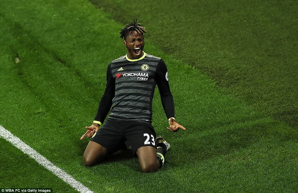 Thắng West Brom, Chelsea trở thành tân vương Premier League - 1
Batshuayi ăn mừng sau khi mở tỉ số trận đấu