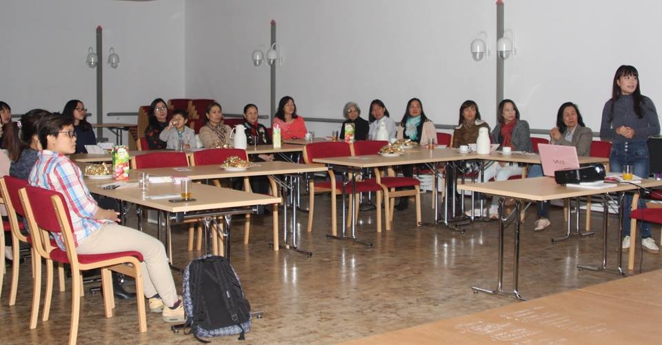 Vận động bầu cử dành cho người Việt tại Đức - 1
Các cử tri người gốc Việt tham gia buổi vận động tranh cử tại Bochum (Ảnh: Hạnh Chi)