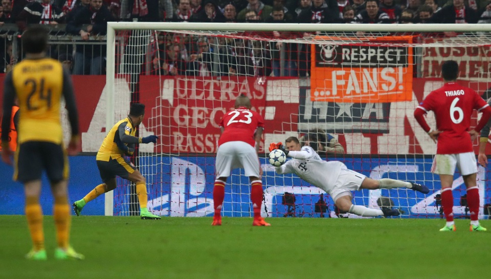 Nhìn lại trận đấu "thảm họa" của Arsenal trên sân Bayern Munich - 12
Phút 30, Neuer cản được cú sút 11m của Sanchez