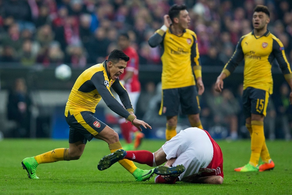 Nhìn lại trận đấu "thảm họa" của Arsenal trên sân Bayern Munich - 17
Pha va chạm giữa Sanchez (trái) và Javi Martinez (phải)