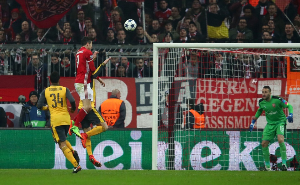Nhìn lại trận đấu "thảm họa" của Arsenal trên sân Bayern Munich - 18
Phút 53, Lewandowski đánh đầu chéo góc nâng tỉ số lên 2-1