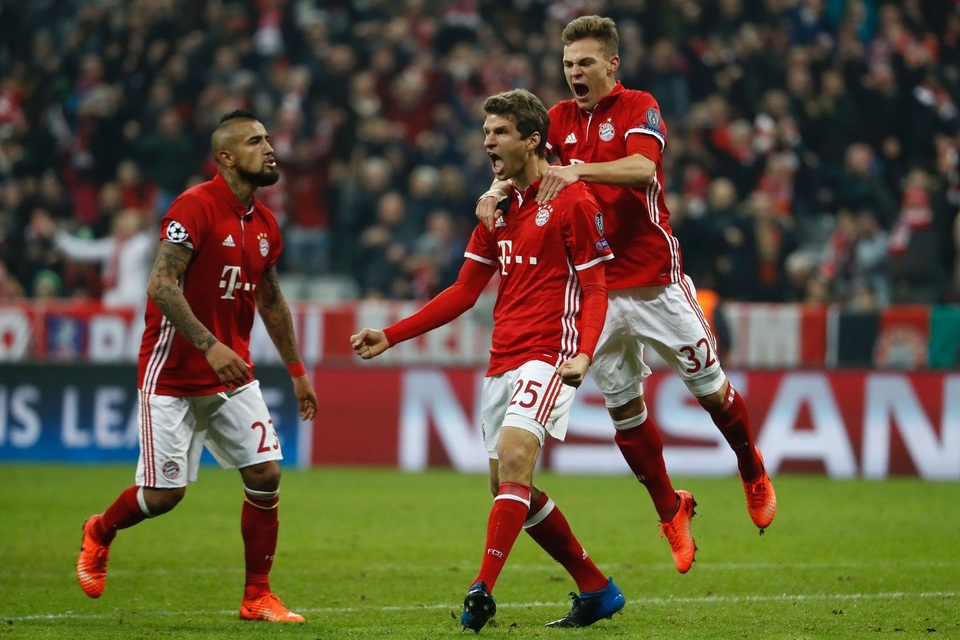 Nhìn lại trận đấu "thảm họa" của Arsenal trên sân Bayern Munich - 23
Muller (giữa) đầy phần khích sau bàn thắng thứ năm của đội chủ nhà