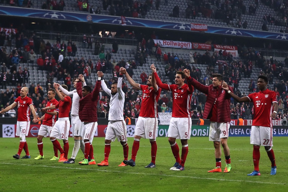 Nhìn lại trận đấu "thảm họa" của Arsenal trên sân Bayern Munich - 26
Các cầu thủ Bayern Munich cảm ơn khán giả sau khi kết thúc trận lượt đi ở vòng 1/8 Champions League