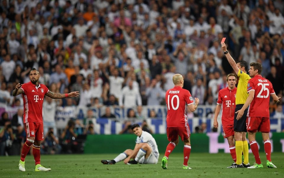 Bayern Munich bất bình với những quyết định của trọng tài Viktor Kassai