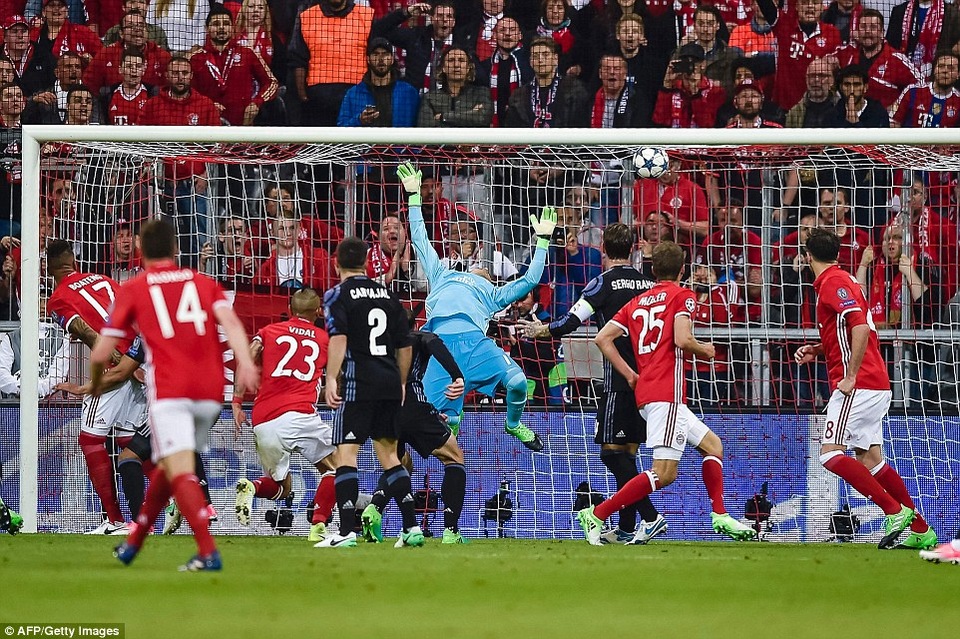 Bayern Munich 1-2 Real Madrid: C.Ronaldo lập cú đúp - 1
Vidal giúp Bayern Munich có được bàn thắng dẫn trước