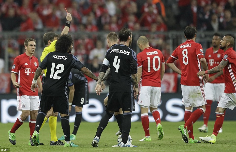 Bayern Munich 1-2 Real Madrid: C.Ronaldo lập cú đúp - 3
Điểm nhấn của trận đấu là tình huống Javi Martinez nhận thẻ đỏ ở phút 61