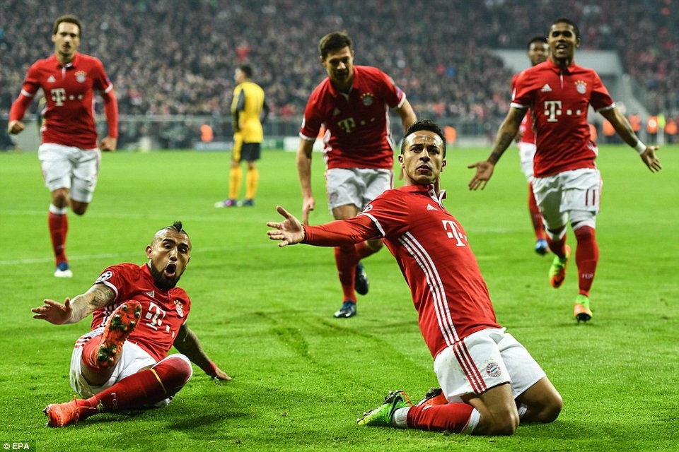 Bayern Munich nghiền nát Arsenal với tỉ số “một bàn tay” - 1
Thiago Alcantara (phải) ăn mừng sau khi ghi bàn vào lưới Arsenal