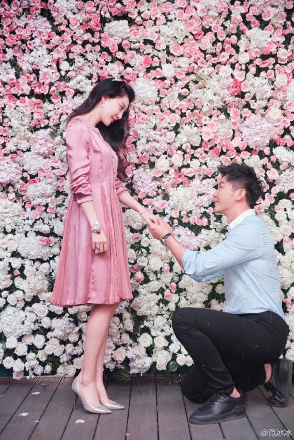 Phạm Băng Băng: "Cuộc sống của tôi thật hoàn hảo" - 1
Ngày 16/9 vừa rồi, vào đúng sinh nhật lần thứ 36 của nữ diễn viên xinh đẹp Phạm Băng Băng, bạn trai của cô - nam diễn viên Lý Thần đã ngỏ lời cầu hôn và được cô chấp thuận. Lý Thần đã đứng ra tổ chức bữa tiệc sinh nhật toàn màu hồng, màu yêu thích của Phạm Băng Băng, rồi bất ngờ cầu hôn cô bằng một chiếc nhẫn kim cương tuyệt đẹp. Phạm Băng Băng đã không cầm được nước mắt trong ngày đặc biệt này.