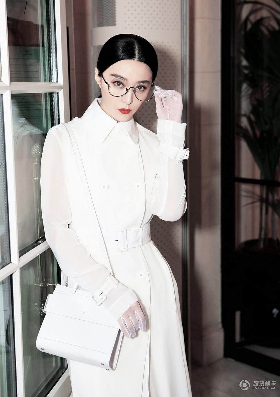 
Tháng 9 vừa rồi, Phạm Băng Băng đã đính hôn với bạn trai Lý Thần và hai người hiện đang gấp rút chuẩn bị cho hôn lễ.
