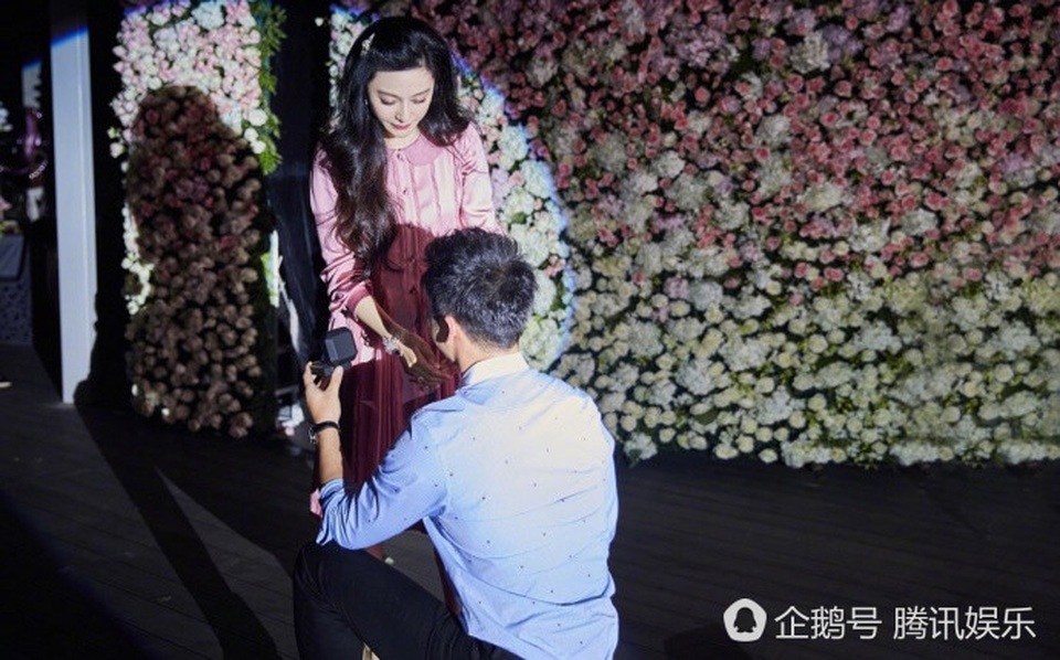 Phạm Băng Băng nghẹn ngào khi Lý Thần cầu hôn - 1
Lý Thần cầu hôn Phạm Băng Băng vào đúng sinh nhật lần thứ 36 của cô, tối 15/9.