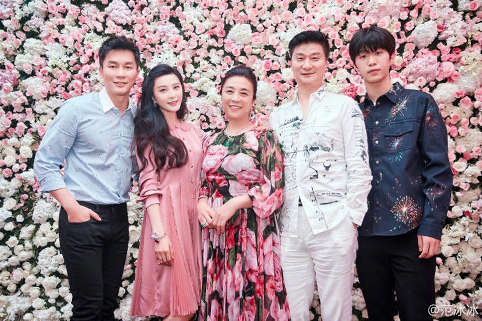 Phạm Băng Băng: "Cuộc sống của tôi thật hoàn hảo" - 2
Trên trang cá nhân của mình, Phạm Băng Băng đã khoe một số hình ảnh của cô và Lý Thần trong ngày đặc biệt này kèm bức ảnh chụp cả gia đình cô và Lý Thần. Người đẹp họ Phạm viết: “Tôi nghĩ, cuộc sống của tôi quá hoàn hảo. Tôi không phải là ngôi sao trên bầu trời kia, tôi chỉ cảm nhận hạnh phúc trên thế giới này. Tôi rất hạnh phúc! Cảm ơn các bạn đã dành sự quan tâm cho tôi. Chúc các bạn một ngày tốt đẹp. Chúc mừng sinh nhật của tôi! Tôi yêu tất cả các bạn”.