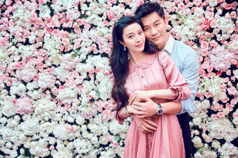 Phạm Băng Băng: "Cuộc sống của tôi thật hoàn hảo" - 3
Em trai và bố mẹ của Phạm Băng Băng đều có mặt tại bữa tiệc và chứng kiến màn cầu hôn của Lý Thần. Mọi người trong gia đình họ Phạm đều yêu quý Lý Thần và ủng hộ chuyện tình cảm của hai ngôi sao nổi tiếng.