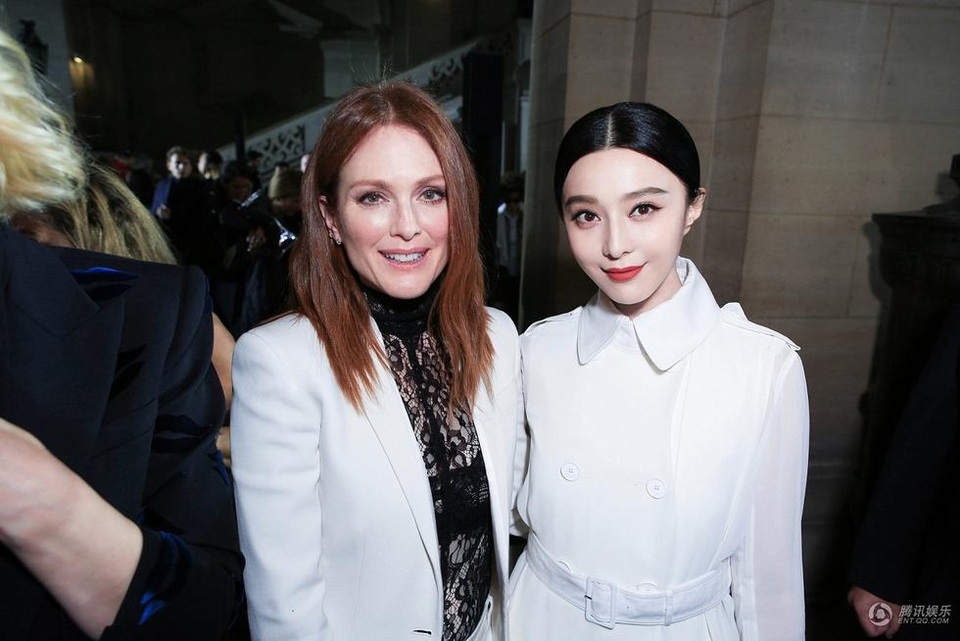 
Phạm Băng Băng chụp ảnh kỷ niệm cùng nữ diễn viên Julian Moore.
