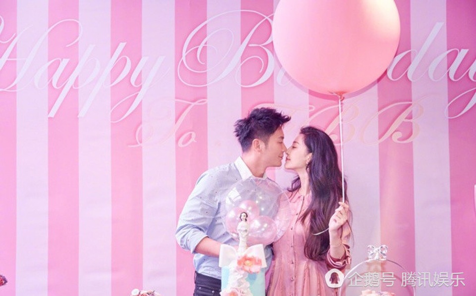 Phạm Băng Băng nghẹn ngào khi Lý Thần cầu hôn - 4
Cặp đôi quyêt định đính hôn sau hơn 2 năm hò hẹn.