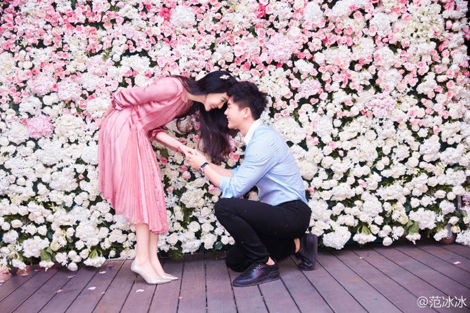 Phạm Băng Băng: "Cuộc sống của tôi thật hoàn hảo" - 4
Phạm Băng Băng và Lý Thần bắt đầu hò hẹn từ cuối năm 2014 khi họ hợp tác chung trong bộ phim Tân Võ Tắc Thiên. Nhưng phải tới tháng 5/2015, họ mới công khai mối quan hệ và từ đó không còn ngần ngại xuất hiện cùng nhau tại các sự kiện.
