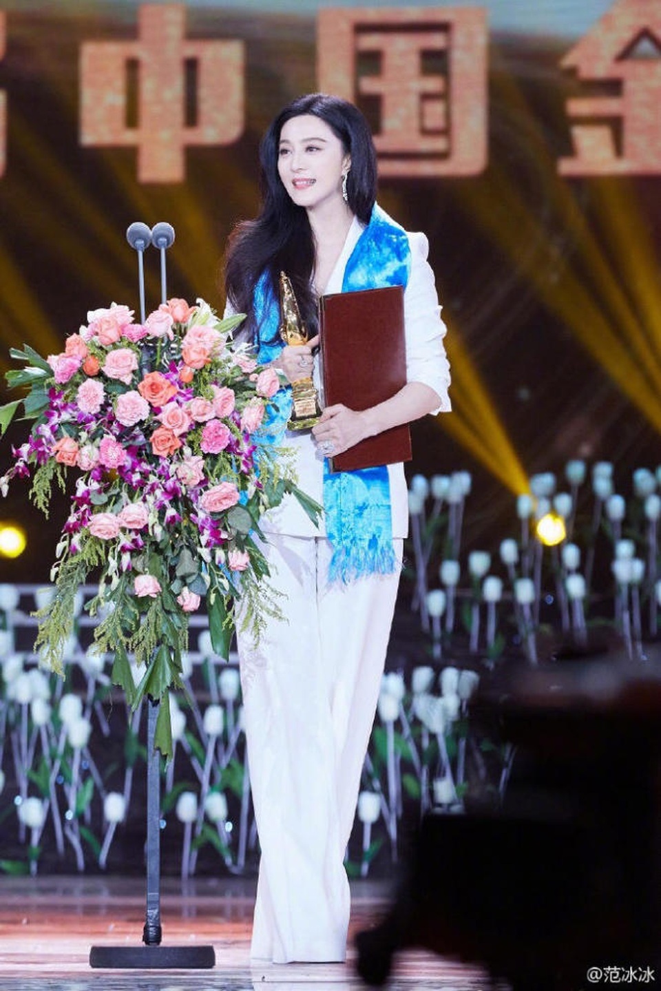 Phạm Băng Băng: "Cuộc sống của tôi thật hoàn hảo" - 9
Cũng vào ngày 16/9, đúng dịp sinh nhật lần thứ 36, Phạm Băng Băng cũng vinh dự nhận được giải thưởng Nữ diễn viên chính xuất sắc tại lễ trao giải Golden Rooster năm 2017.
