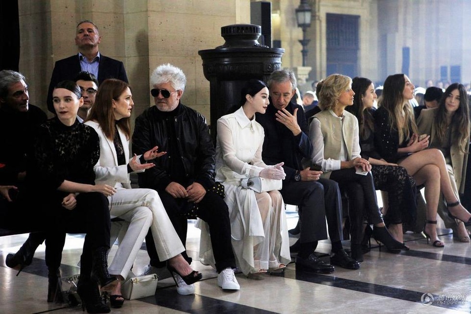 
Nữ diễn viên họ Phạm ngồi trên hàng ghế đầu của show diễn.
