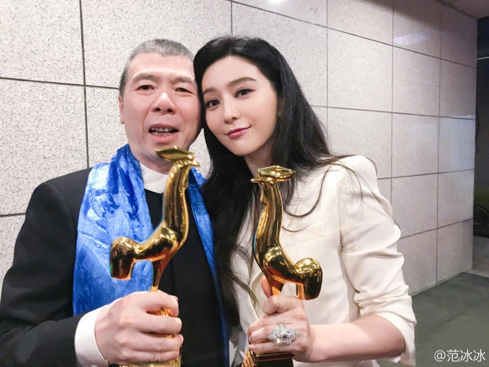 Phạm Băng Băng: "Cuộc sống của tôi thật hoàn hảo" - 11
Phạm Băng Băng và đạo diễn Phùng Tiểu Cương cùng khoe giải thưởng dành cho bộ phim I am not Pan Jinlian. Sau 12 năm kể từ bộ phim Phone, Phạm Băng Băng lại có cơ hội hợp tác với một trong những đạo diễn tài năng nhất điện ảnh Hoa ngữ. Đứng trên sân khấu, cô không quên gửi lời cảm ơn đạo diễn họ Phùng.
