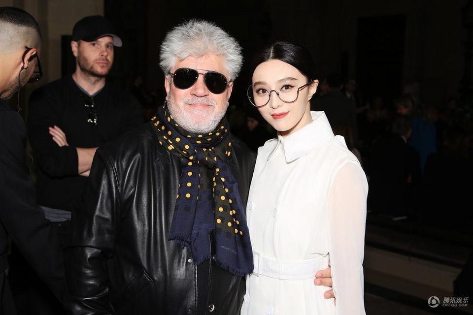 
Phạm Băng Băng vui vẻ chụp hình cùng các đồng nghiệp quốc tế.
