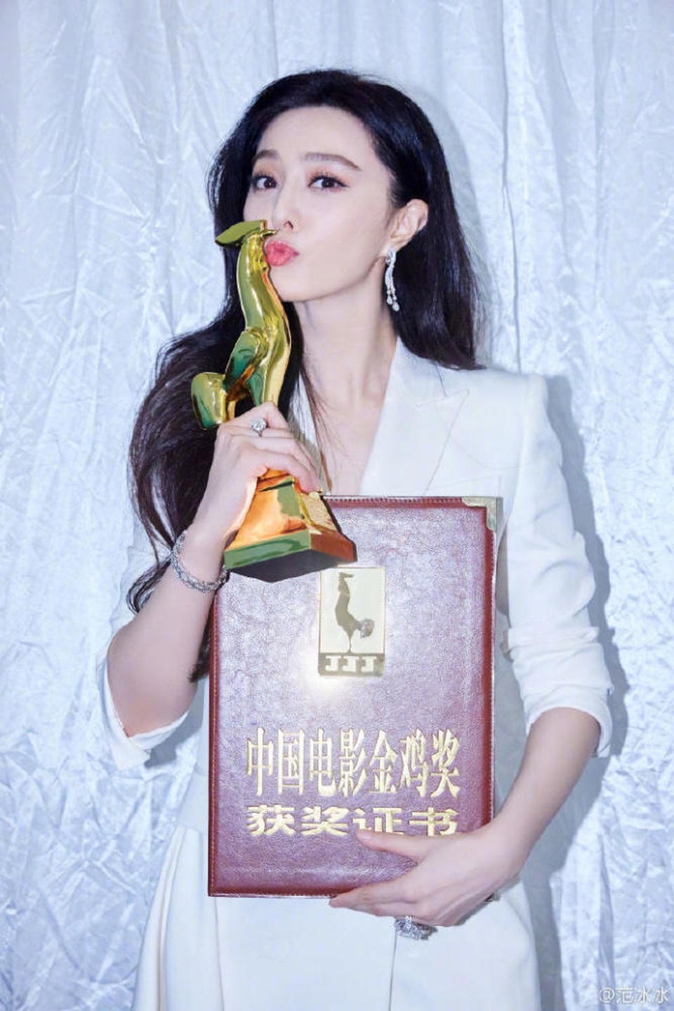 Phạm Băng Băng: "Cuộc sống của tôi thật hoàn hảo" - 12
Ở tuổi 36, Phạm Băng Băng ngày càng thành công và hạnh phúc. Cô sắp kết hôn với người bạn trai 3 năm và không ngừng gặt hái những giải thưởng điện ảnh lớn. Phạm Băng Băng cũng là cái tên hot nhất trên các phương tiện truyền thông châu Á.