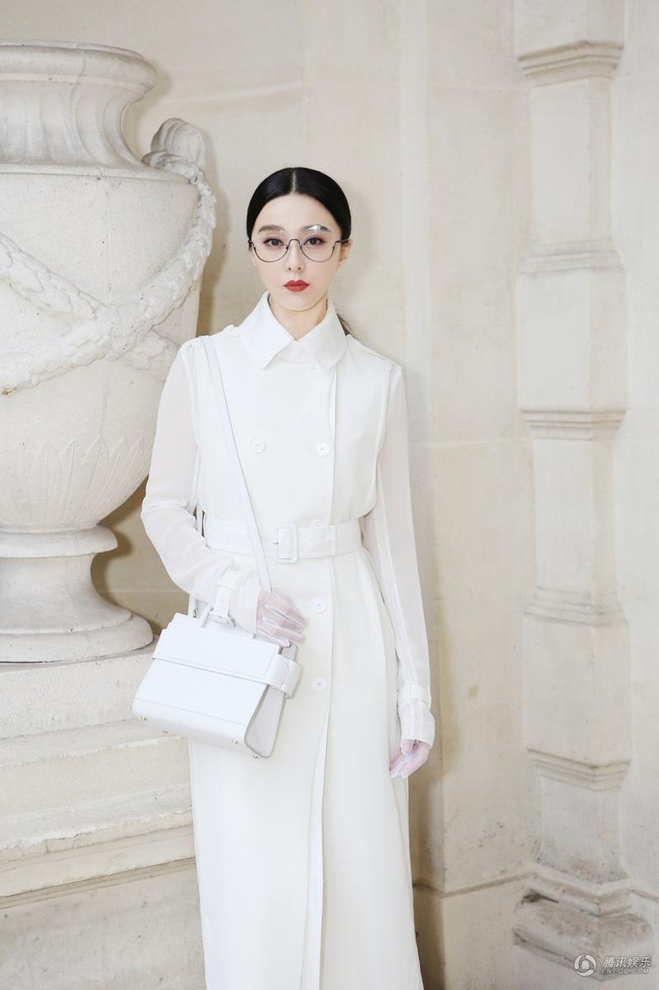 
Phạm Băng Băng chọn gam màu trắng và lối trang điểm cổ điển.
