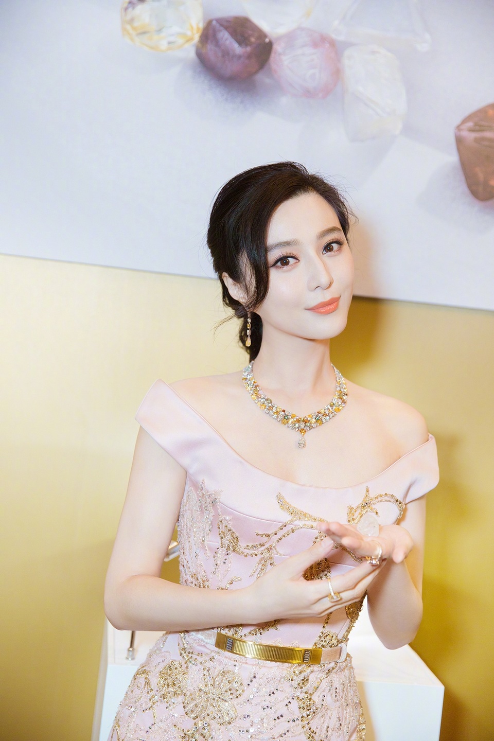 Phạm Băng Băng khoe làn da trắng sứ không tì vết - 4 Phạm Băng Băng khoe làn da trắng sứ không tì vết - 4