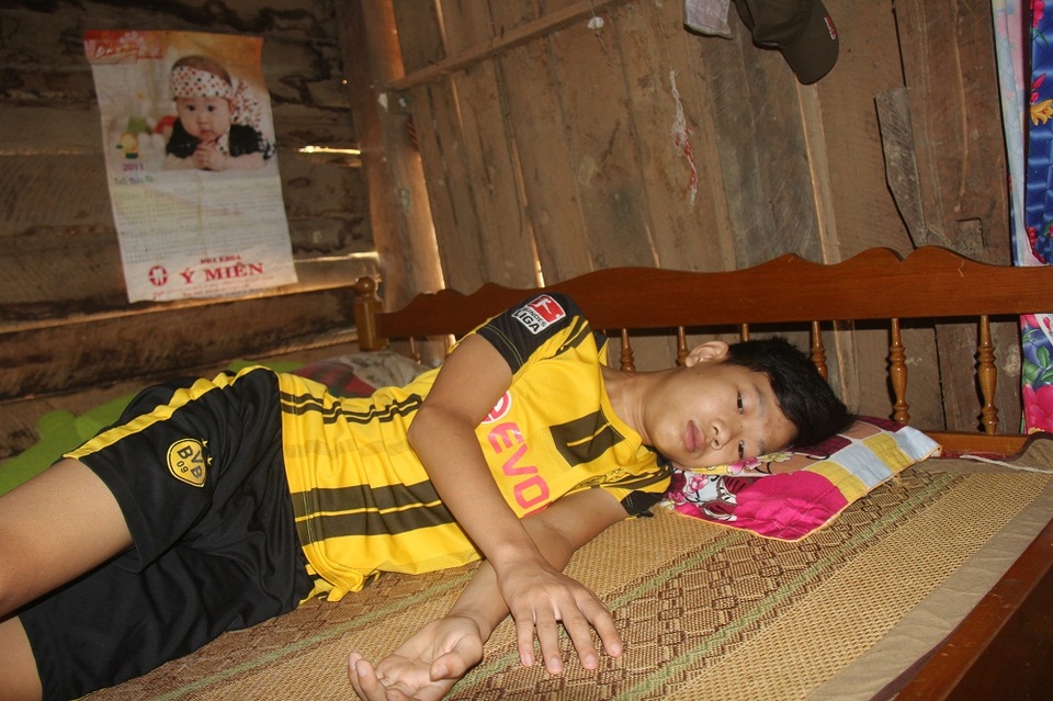 Thương bố mẹ chạy vạy từng đồng, bé trai xin ở nhà chờ chết - 1
Căn bệnh ung thư tuyến giáp khiến Nam nằm li bì trên giường nhiều ngày nay