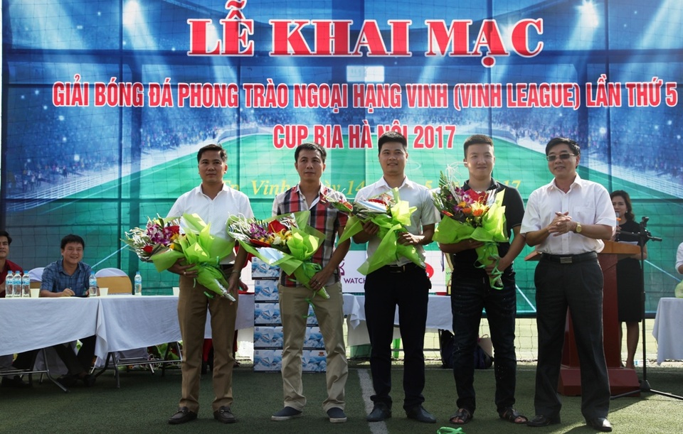 Ông Nguyễn Văn Thông - Phó Bí thư Tỉnh ủy Nghệ An tặng hoa cho các đội tham dự giải.