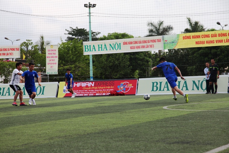 Ngay sau lễ khai mạc, các trận đấu diễn ra khá hấp dẫn, thu hút khán giả thành Vinh đến xem.