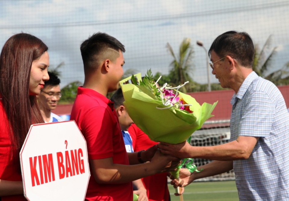 Ông Hồ Văn Chiêm - Giám đốc điều hành CLB Sông Lam Nghệ An tặng hoa cho các đội tham dự giải.