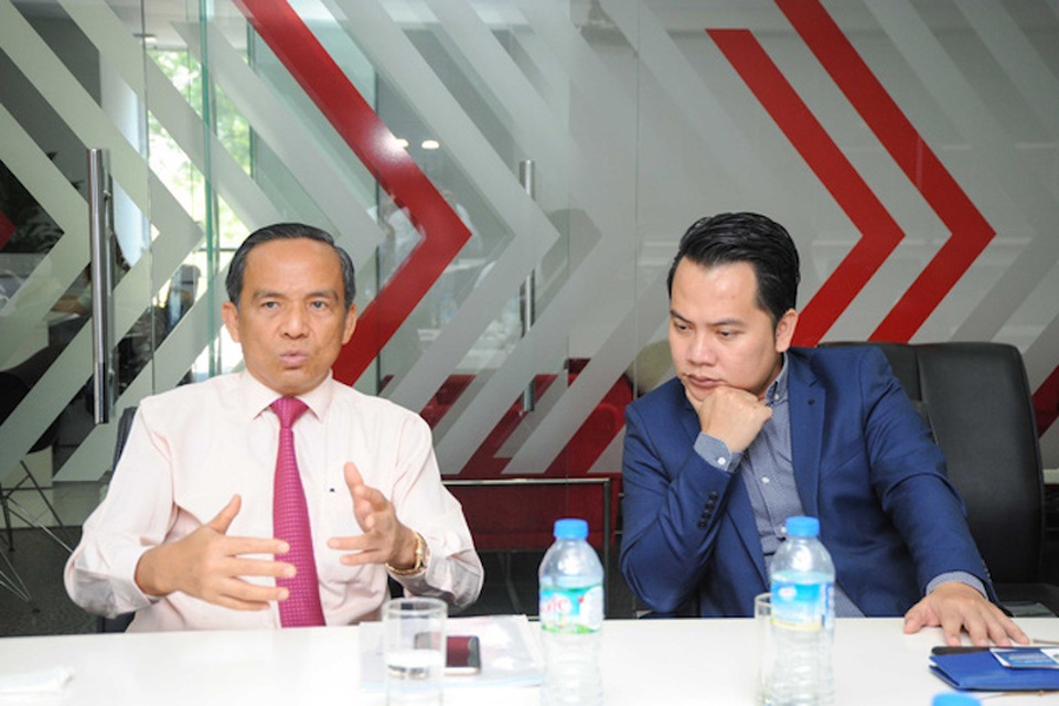 Có nên xuống tiền trong "cơn say" đất nền? - 2 Ông Lê Hoàng Châu, Chủ tịch Hiệp hội bất động sản TPHCM (trái) cùng chuyên gia bất động sản độc lập Phan Công Chánh (phải) tư vấn để đầu tư đất nền tránh sập bẫy cò