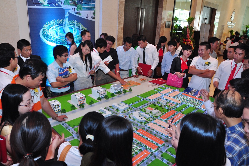 Thị trường chứng khoán: Nhà đất, ngân hàng "áp đảo", dầu khí, cao su "đìu hiu" - 1 Lĩnh vực bất động sản xuất hiện nhiều đại diện do năm qua thị trường bất động sản vẫn giao dịch sôi động