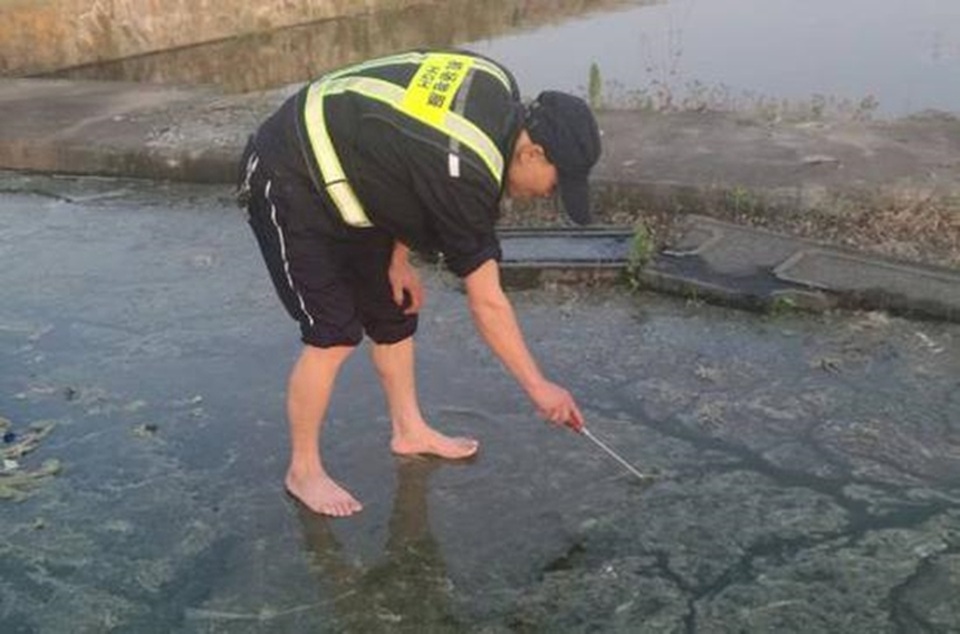 Hành khách sơ ý rơi nhẫn kim cương bạc tỷ xuống bồn cầu trên máy bay - 1 Nhân viên sân bay đi chân trần, mò nhẫn kim cương cùng máy dò kim loại