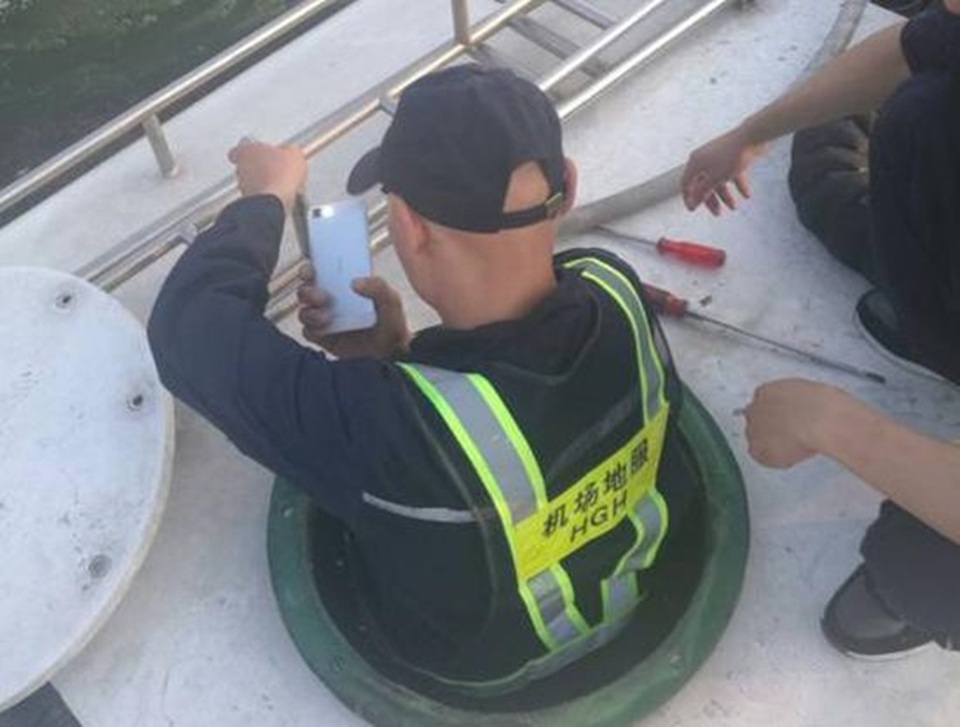 Hành khách sơ ý rơi nhẫn kim cương bạc tỷ xuống bồn cầu trên máy bay - 3 Cậy nắp bồn để xuống tìm cùng đèn pin