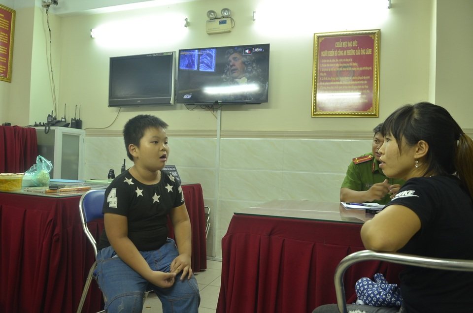 Công an phường chăm sóc bé trai 9 tuổi lạc người thân suốt 3 ngày - 3 Bé Long vui vẻ trò chuyện cùng người dì của mình tại công an phường