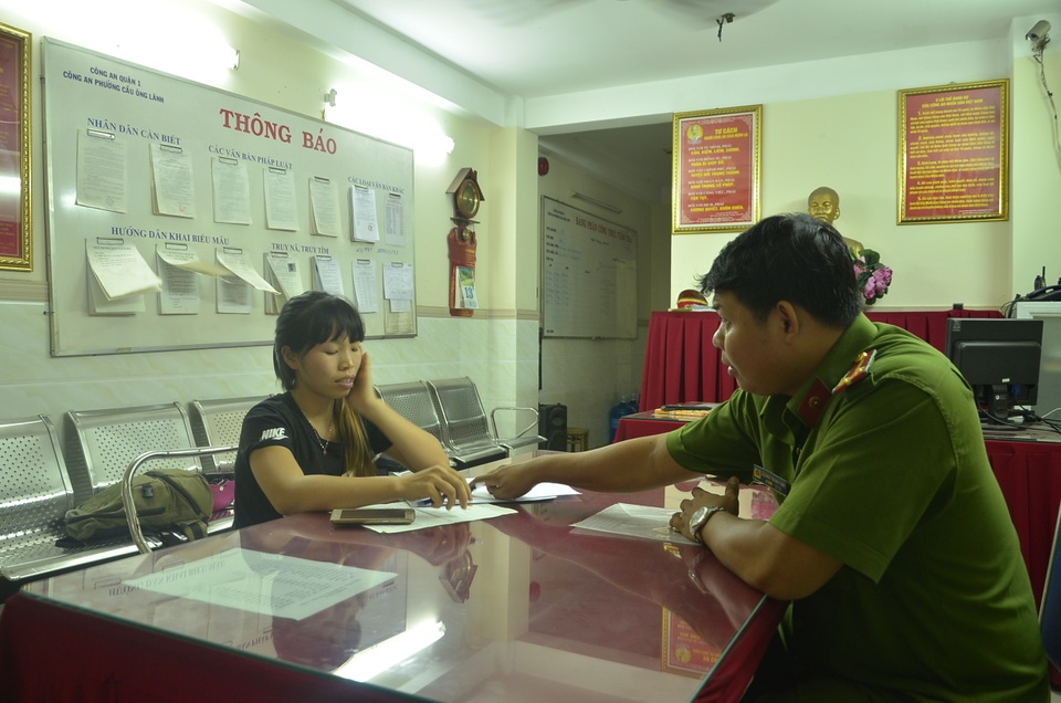 Công an phường chăm sóc bé trai 9 tuổi lạc người thân suốt 3 ngày - 2 Người nhận là dì của bé Long đến công an xin nhận lại cháu bé