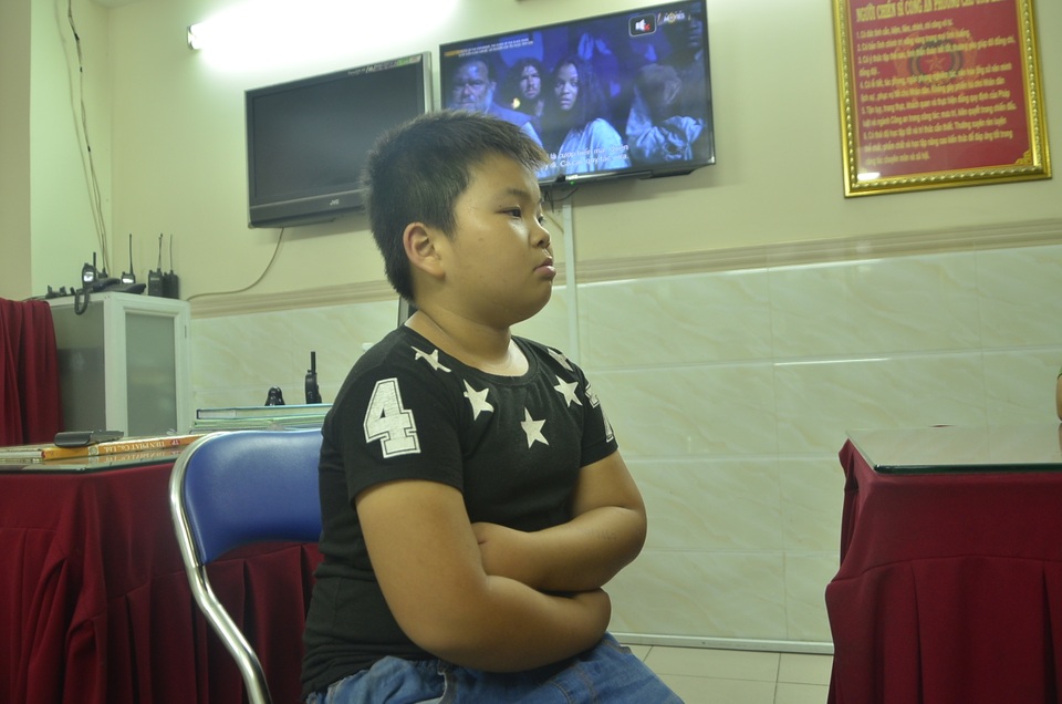 Công an phường chăm sóc bé trai 9 tuổi lạc người thân suốt 3 ngày - 1 Bé trai đi lạc tại Công an phường Cầu Ông Lãnh, quận 1