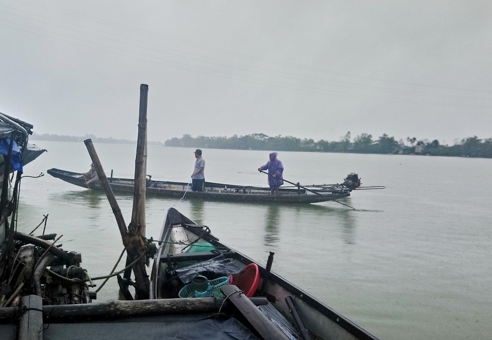 Bé gái 4 tuổi bị mất tích sau khi đi vệ sinh ở bờ sông - 1 Đội thợ lặn tìm kiếm cả ngày vẫn chưa ra bé gái 4 tuổi