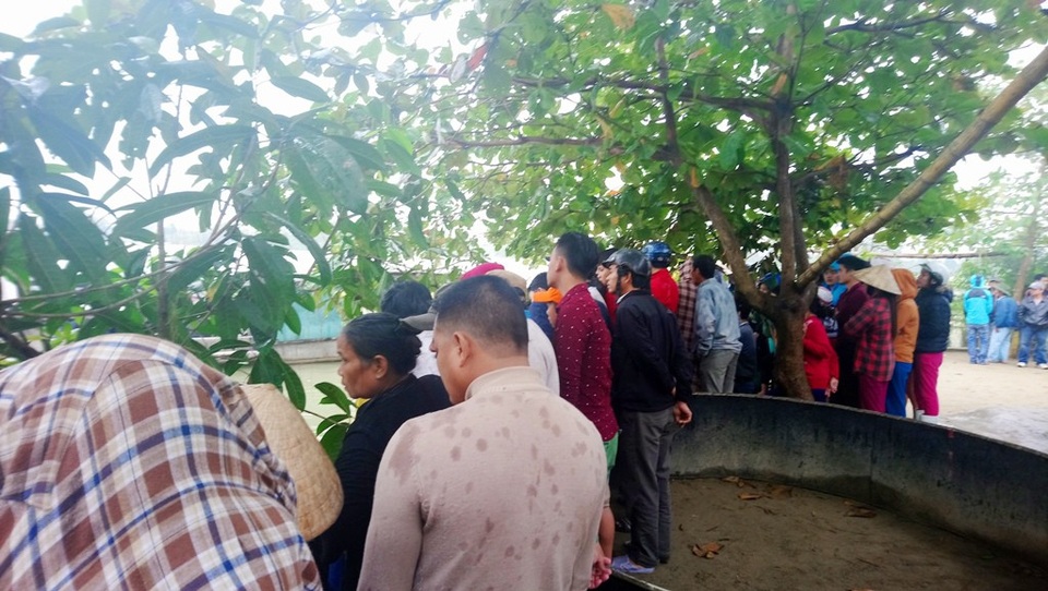 Bé gái 4 tuổi bị mất tích sau khi đi vệ sinh ở bờ sông - 2 Rất đông người dân xã Hương Vinh đến xem và tìm kiếm